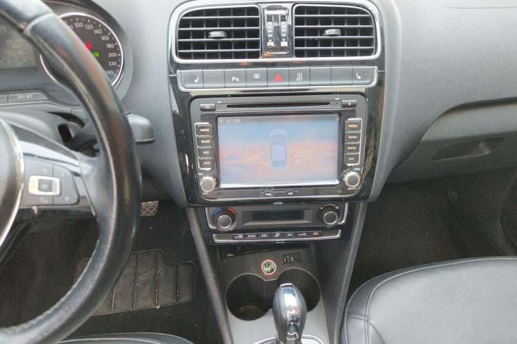 Used Volkswagen Polo 2014 1.6L Automatic Luxury Edition Audio And AC Panel