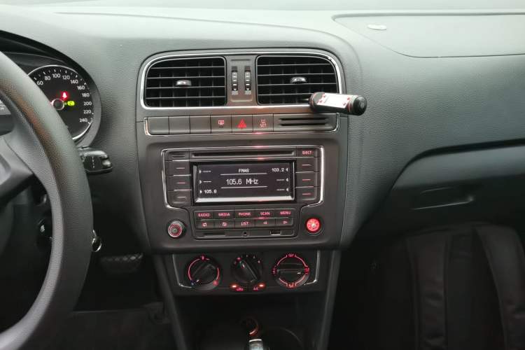Used Volkswagen Polo 2014 1.6L Automatic Comfort Edition Audio And AC Panel