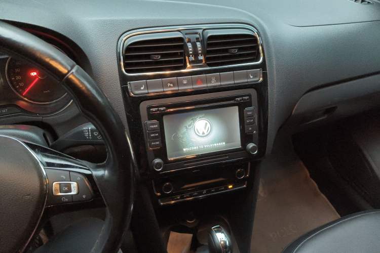 Used Volkswagen Polo 2014 1.6L Automatic Luxury Edition Audio And AC Panel