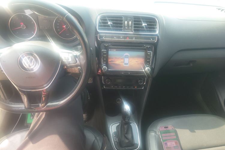 Used Volkswagen Polo 2014 1.6L Automatic Luxury Edition Center Console