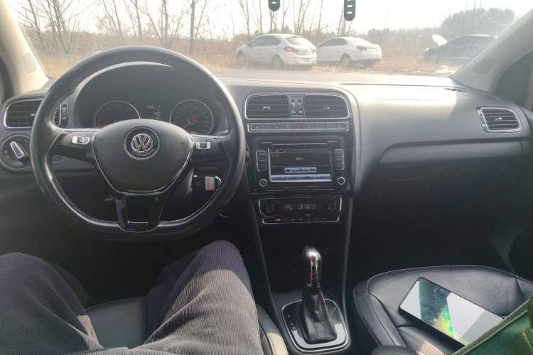 Used Volkswagen Polo 2014 1.6L Automatic Luxury Edition Center Console