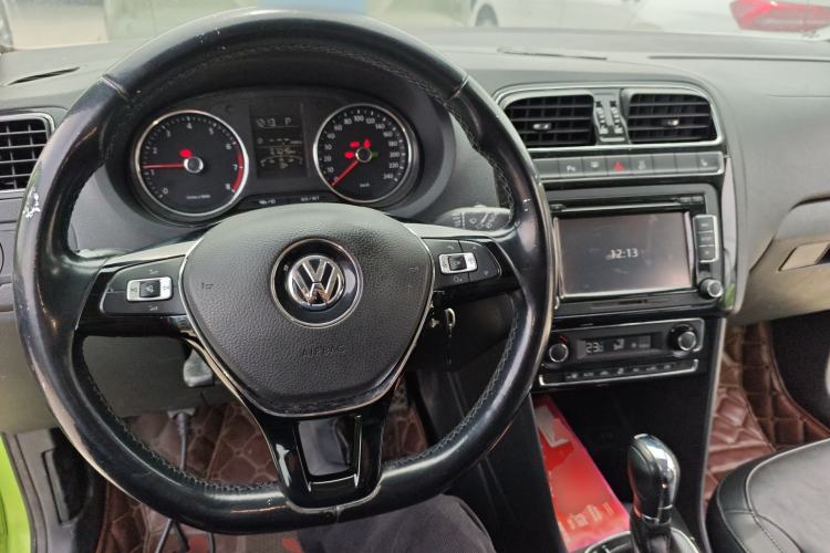 Used Volkswagen Polo 2014 1.6L Automatic Luxury Edition Center Console