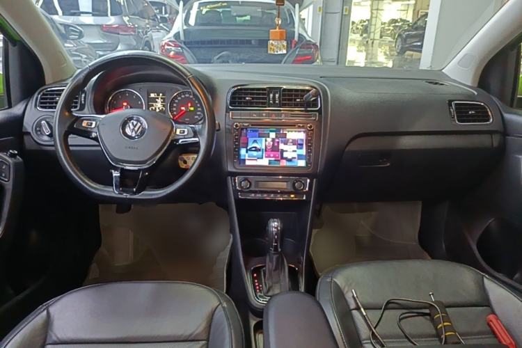 Used Volkswagen Polo 2014 1.6L Automatic Luxury Edition Center Console