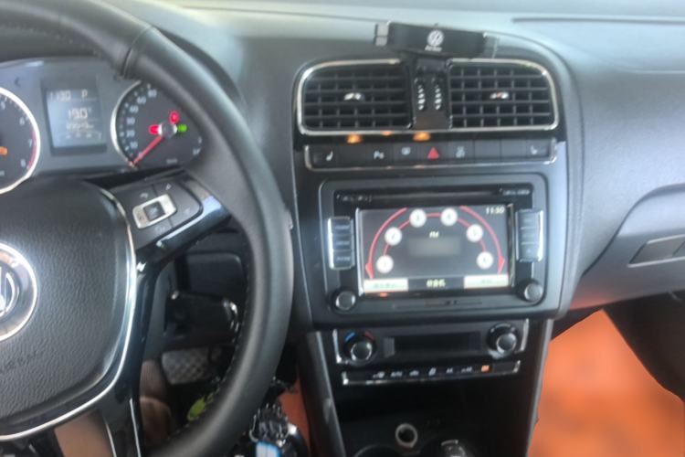 Used Volkswagen Polo 2014 1.6L Automatic Luxury Edition Center Console