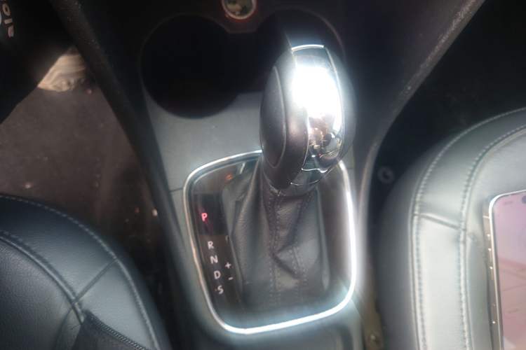 Used Volkswagen Polo 2014 1.6L Automatic Luxury Edition Gear Lever