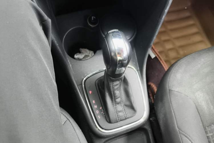 Used Volkswagen Polo 2014 1.6L Automatic Comfort Edition Gear Lever