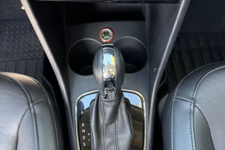 Used Volkswagen Polo 2014 1.6L Automatic Luxury Edition Gear Lever