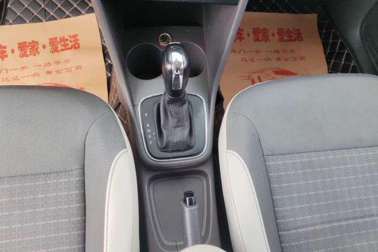 Used Volkswagen Polo 2014 1.6L Automatic Comfort Edition Gear Lever