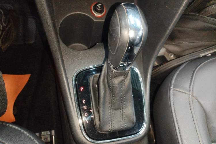 Used Volkswagen Polo 2014 1.6L Automatic Luxury Edition Gear Lever