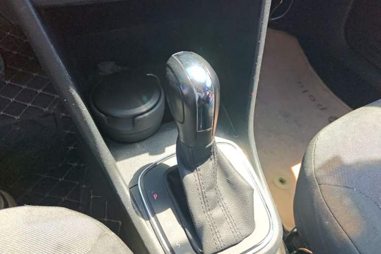 Used Volkswagen Polo 2014 1.6L Automatic Comfort Edition Gear Lever