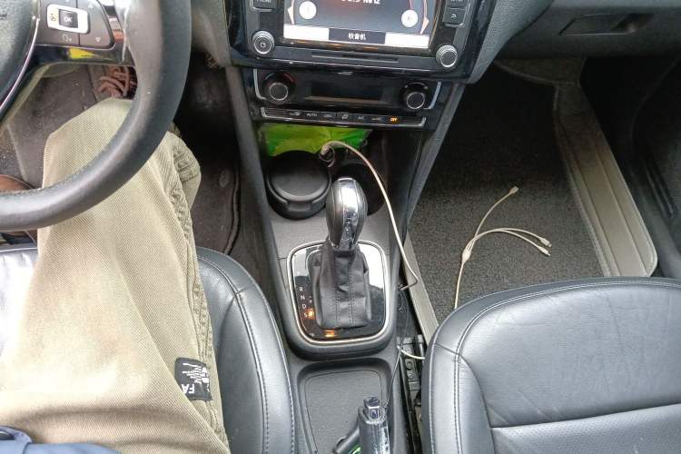 Used Volkswagen Polo 2014 1.6L Automatic Luxury Edition Gear Lever