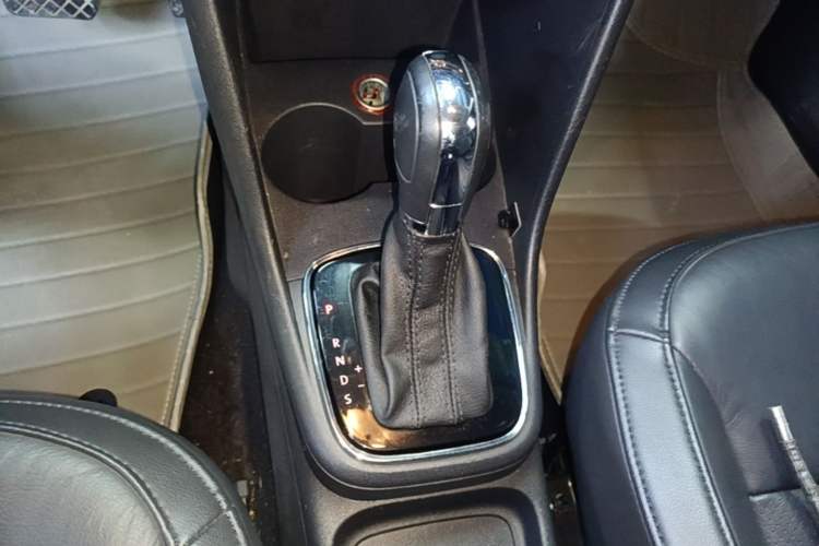 Used Volkswagen Polo 2014 1.6L Automatic Luxury Edition Gear Lever
