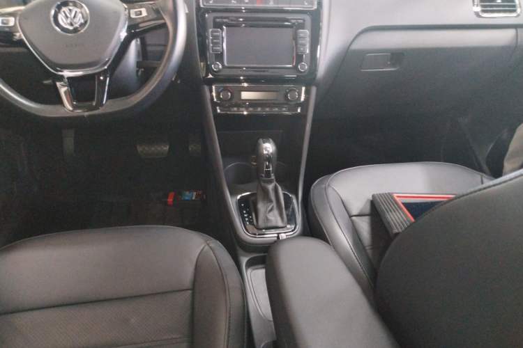 Used Volkswagen Polo 2014 1.6L Automatic Luxury Edition Gear Lever