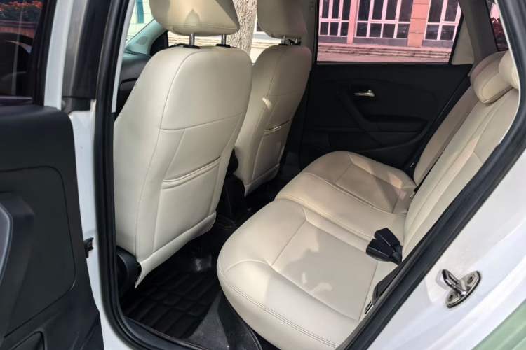 Used Volkswagen Polo 2014 1.6L Automatic Comfort Edition Interior 2