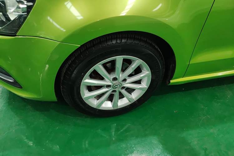 Used Volkswagen Polo 2014 1.6L Automatic Luxury Edition Left Front Wheel Hub