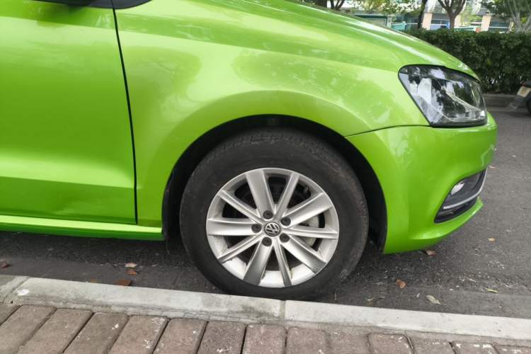 Used Volkswagen Polo 2014 1.6L Automatic Comfort Edition Right Front Wheel Hub