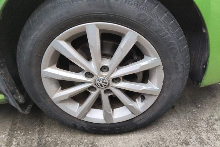 Used Volkswagen Polo 2014 1.6L Automatic Luxury Edition Right Front Wheel Hub