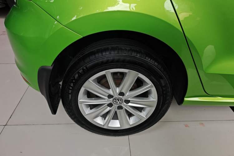 Used Volkswagen Polo 2014 1.6L Automatic Comfort Edition Right Rear Wheel Hub