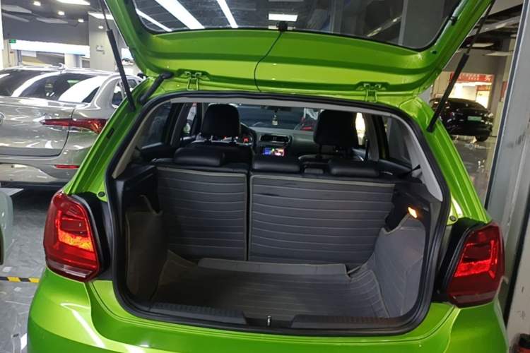Used Volkswagen Polo 2014 1.6L Automatic Luxury Edition Trunk