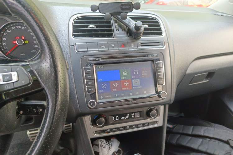 Used Volkswagen Polo 2014 1.6L Cross Polo Automatic Audio And AC Panel