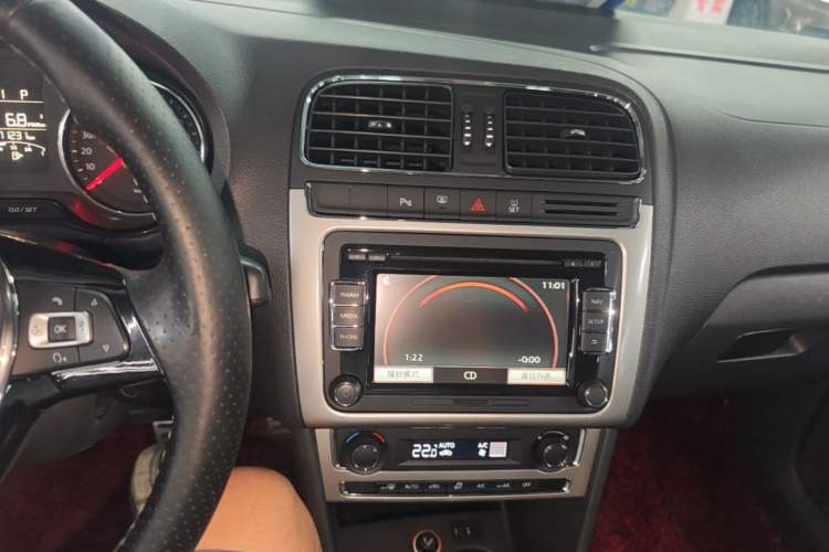 Used Volkswagen Polo 2014 1.6L Cross Polo Automatic Audio And AC Panel