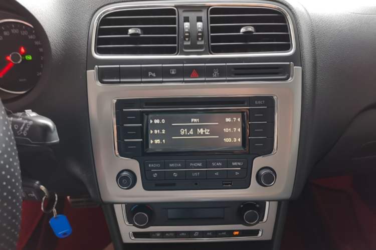 Used Volkswagen Polo 2014 1.6L Cross Polo Automatic Audio And AC Panel