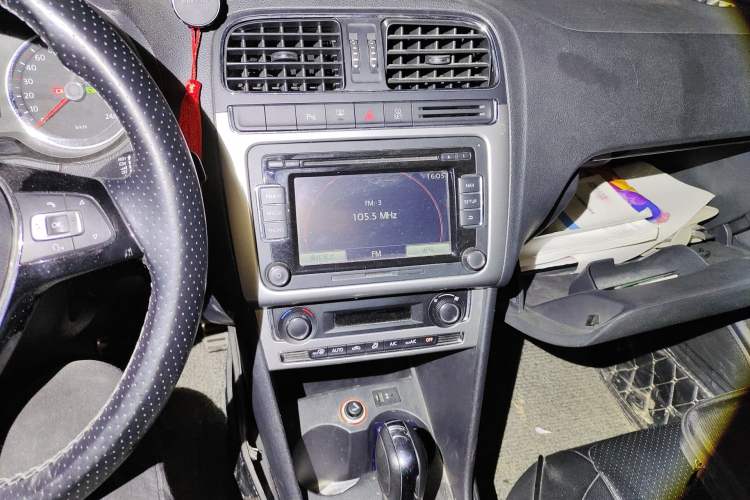 Used Volkswagen Polo 2014 1.6L Cross Polo Automatic Audio And AC Panel