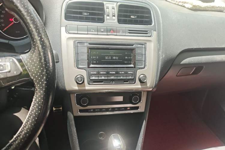 Used Volkswagen Polo 2014 1.6L Cross Polo Automatic Audio And AC Panel