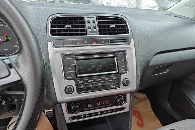 Used Volkswagen Polo 2014 1.6L Cross Polo Automatic Audio And AC Panel