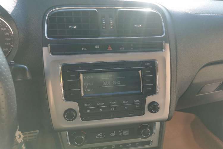 Used Volkswagen Polo 2014 1.6L Cross Polo Automatic Audio And AC Panel