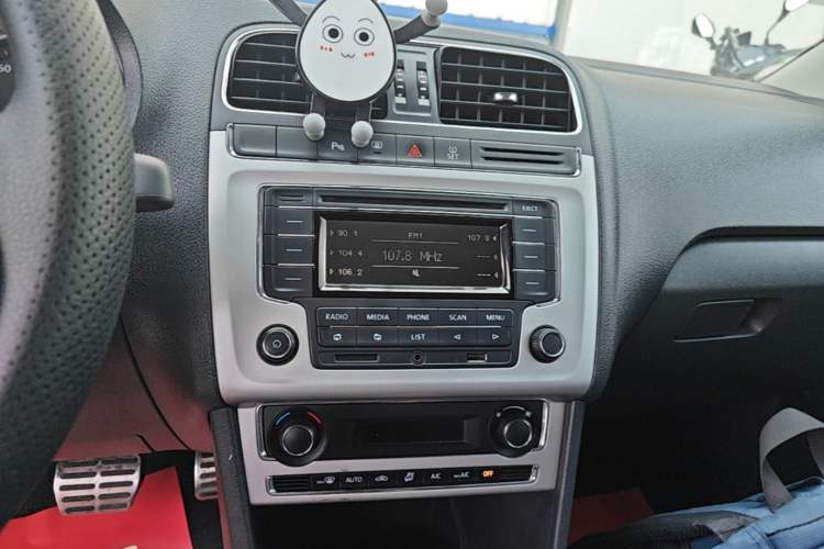 Used Volkswagen Polo 2014 1.6L Cross Polo Automatic Audio And AC Panel