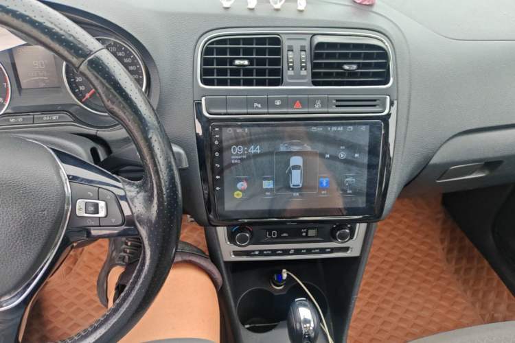 Used Volkswagen Polo 2014 1.6L Cross Polo Automatic Audio And AC Panel