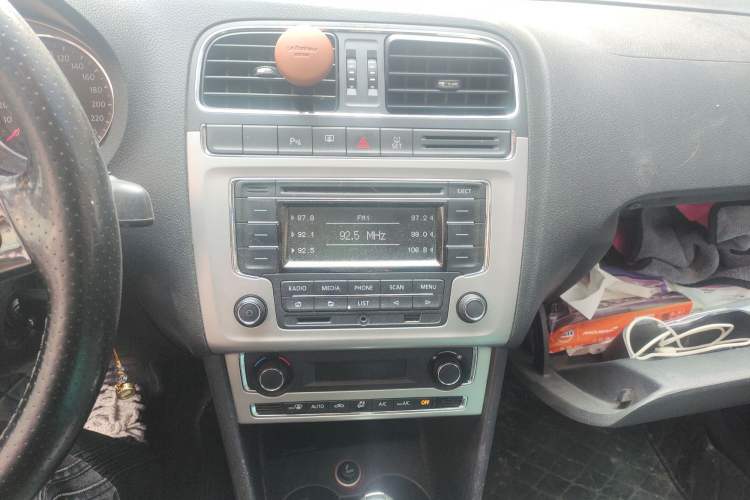 Used Volkswagen Polo 2014 1.6L Cross Polo Automatic Audio And AC Panel