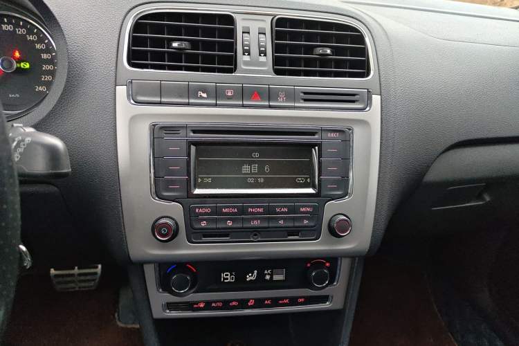 Used Volkswagen Polo 2014 1.6L Cross Polo Automatic Audio And AC Panel