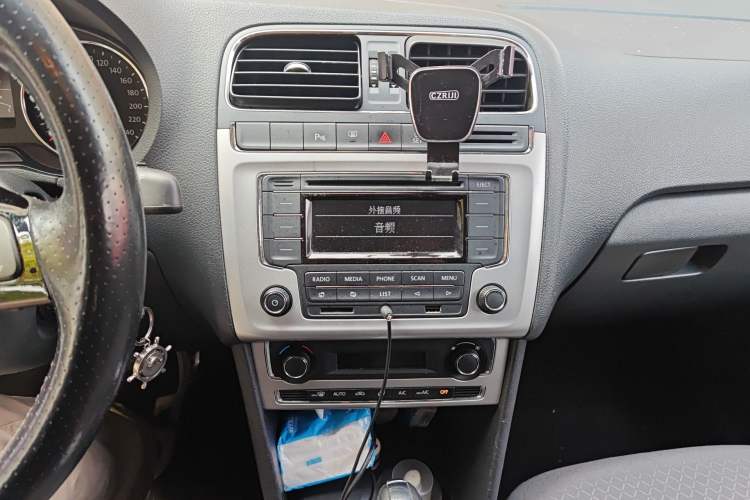 Used Volkswagen Polo 2014 1.6L Cross Polo Automatic Audio And AC Panel