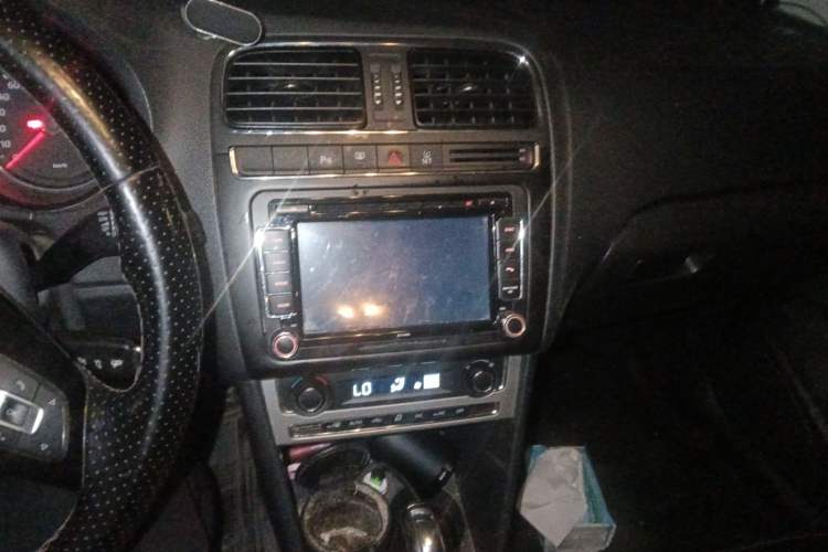 Used Volkswagen Polo 2014 1.6L Cross Polo Automatic Audio And AC Panel