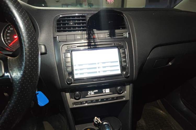 Used Volkswagen Polo 2014 1.6L Cross Polo Automatic Audio And AC Panel