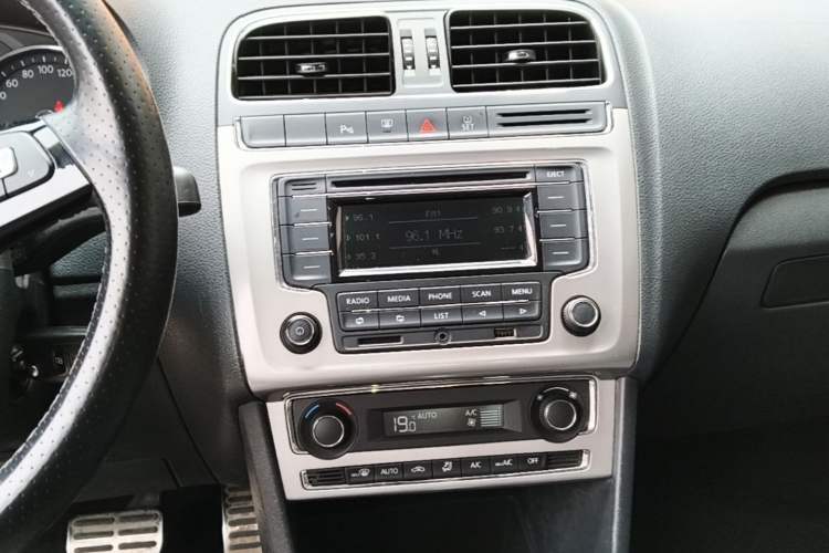 Used Volkswagen Polo 2014 1.6L Cross Polo Automatic Audio And AC Panel