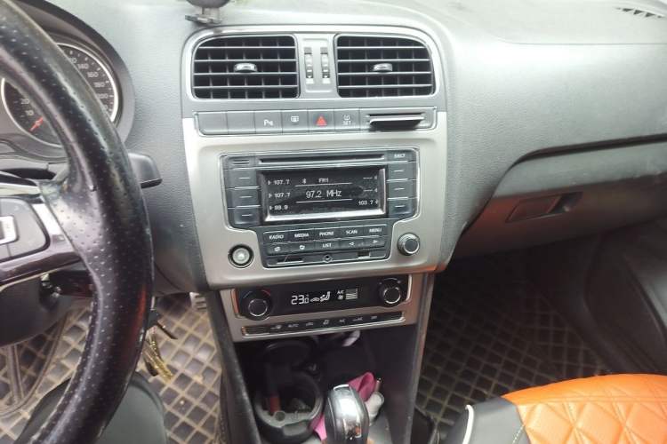 Used Volkswagen Polo 2014 1.6L Cross Polo Automatic Audio And AC Panel