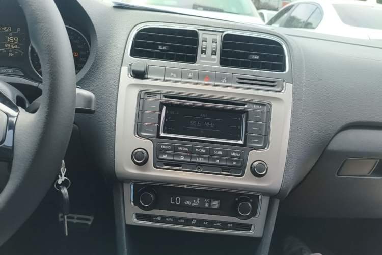 Used Volkswagen Polo 2014 1.6L Cross Polo Automatic Audio And AC Panel