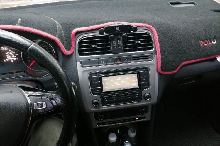 Used Volkswagen Polo 2014 1.6L Cross Polo Automatic Audio And AC Panel
