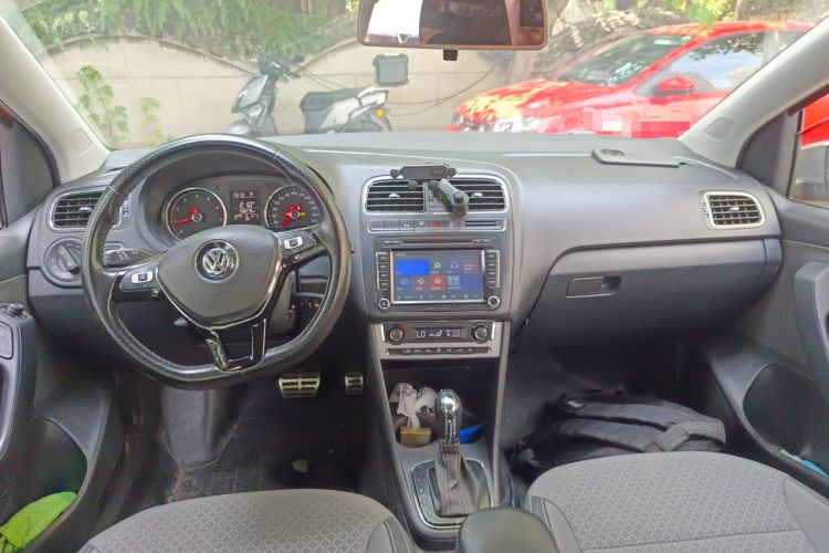 Used Volkswagen Polo 2014 1.6L Cross Polo Automatic Center Console