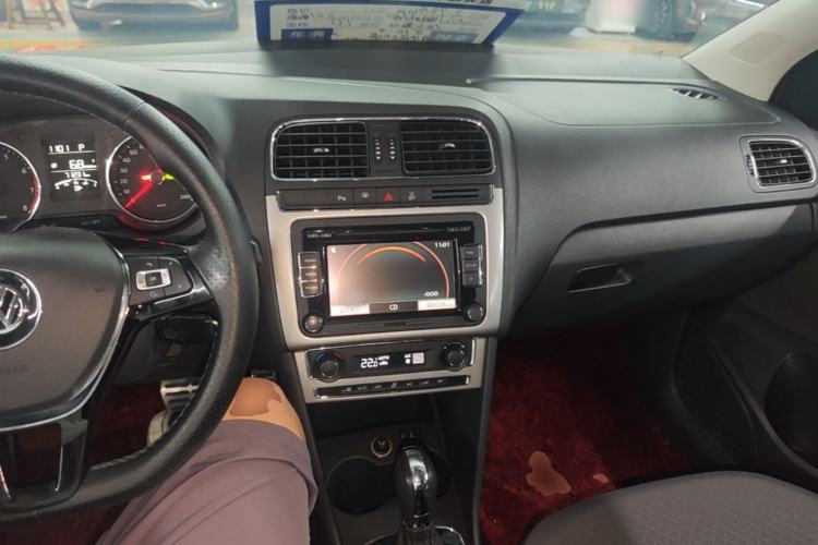 Used Volkswagen Polo 2014 1.6L Cross Polo Automatic Center Console