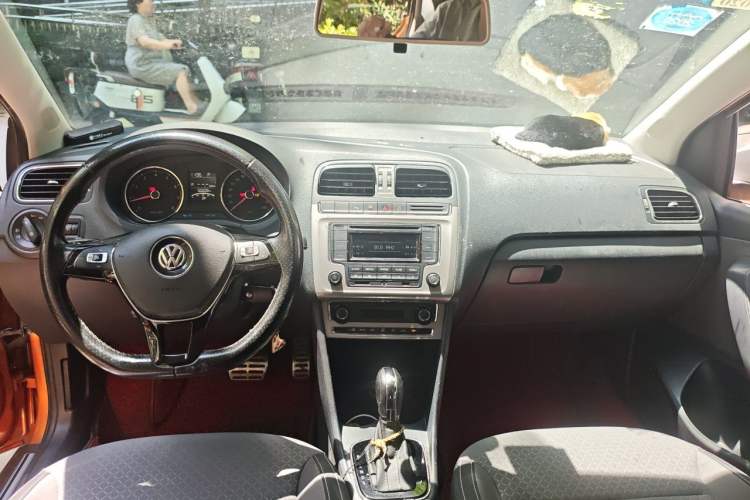 Used Volkswagen Polo 2014 1.6L Cross Polo Automatic Center Console