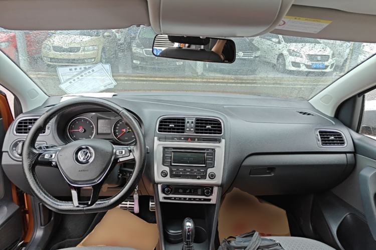 Used Volkswagen Polo 2014 1.6L Cross Polo Automatic Center Console