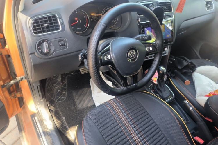 Used Volkswagen Polo 2014 1.6L Cross Polo Automatic Center Console