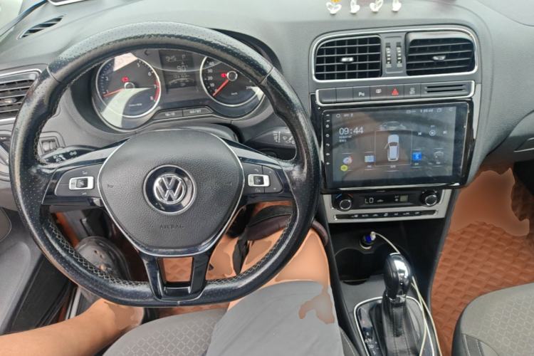 Used Volkswagen Polo 2014 1.6L Cross Polo Automatic Center Console