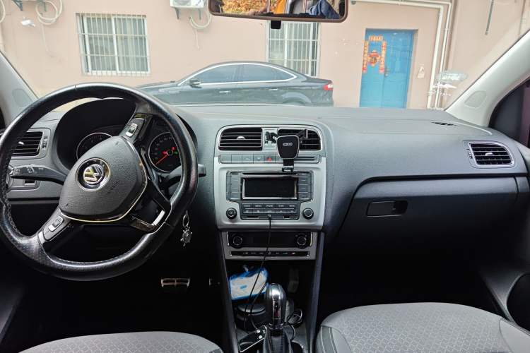 Used Volkswagen Polo 2014 1.6L Cross Polo Automatic Center Console