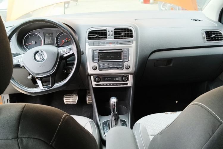Used Volkswagen Polo 2014 1.6L Cross Polo Automatic Center Console