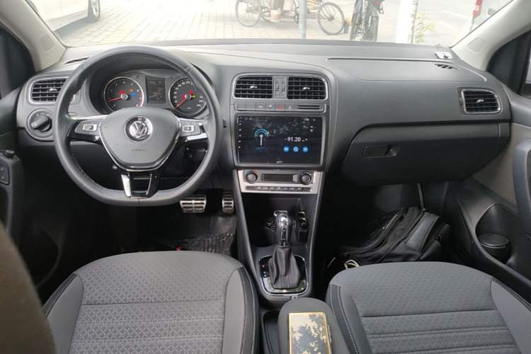 Used Volkswagen Polo 2014 1.6L Cross Polo Automatic Center Console